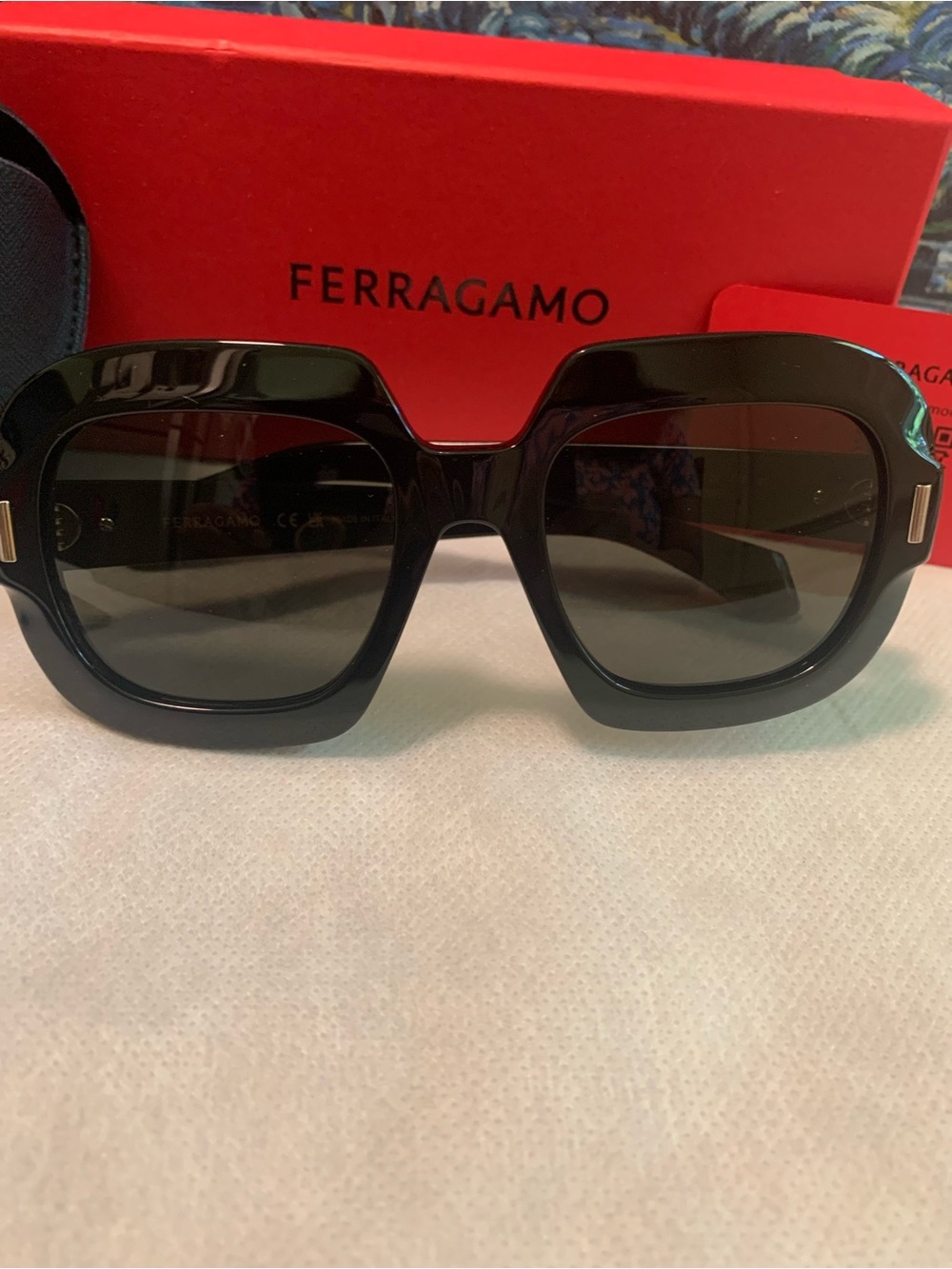 Salvatore Ferragamo Black Square-Frame Sunglasses with Gradient Lenses NWOT - Picture 4 of 4